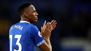 Yerry Mina durante el partido entre Everton y Brighton en Goodison Park por Premier League