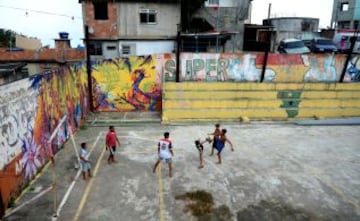 Varios jovenes jugando en una Favela de Rio de Janeiro, Brasil
