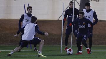 Nacho Gil, durante un entrenamiento con el Valencia.