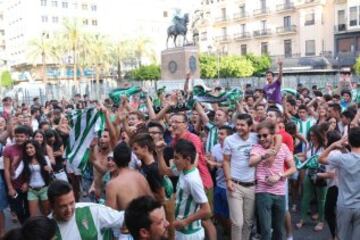 Celebración en las calles de córdoba por el ascenso de su equipo a primera división