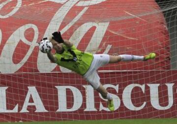 Debutó en 2013 con la camiseta de Santiago Wanderers. Más tarde iría a probar suerte a Twente sin buenos resultados. Hoy juega en Santiago Morning. 