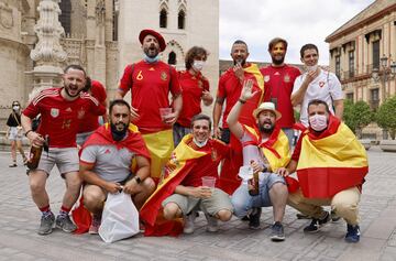 Ambiente de fiesta entre los seguidores de España y Polonia