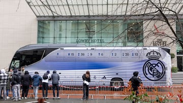 El autobús del Madrid, en el Hotel Lowry de Mánchester. / Javier Gandul