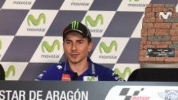 Jorge Lorenzo posa con el trofeo que se dar&aacute; en MotorLand y que lo ha dise&ntilde;ado el propio piloto balear.