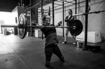 Lindsay Hilton, de Halifax, Nueva Escocia, Canadá, puede levantar 100 libras. Lindsay nació sin brazos ni piernas. Ella lanza todo el peso alrededor con la ayuda de cadenas de una ferretería local, correas y velcro. Aparte del levantamiento de pesas, Lindsay tiene una pasión por la natación, el fútbol, el hockey y especialmente el rugby.