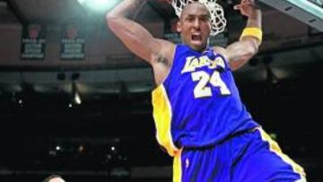<b>EL ASOMBRO DE N. Y. </b>El vuelo de Kobe deja petrificados a tres knicks: Jeffries, Harrington y Chandler.