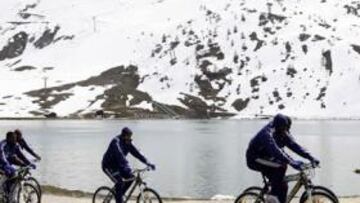 <b>ENTRENÁNDOSE EN ALTURA. </b>Los jugadores de la selección francesa saben lo que es andar en bici y hasta esquiar por Los Alpes durante estos días previos al Mundial. Italia, Inglaterra y España también se entrenan con la nieve de los montes muy cerca.