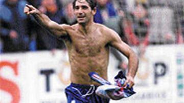 <b>EL SÉPTIMO</b>. Amato, tras sentar a Javi Ruiz en un detalle de clase, marcó el primero del Levante.