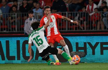 El Almería se agarra al playoff ante un Racing con la reserva al límite