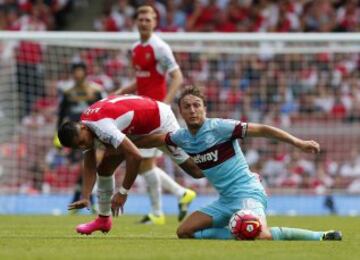 Alexis Sánchez lucha la pelota ante Mark Noble de West Ham.