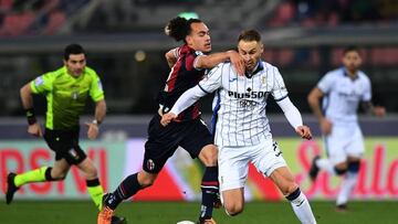 BOLOGNA, ITALY - MARCH 20: Arthur Theate of Bologna FC  competes for the ball with Teun Koopmeniers of Atalanta BC during the Serie A match between Bologna FC and Atalanta BC at Stadio Renato Dall'Ara on March 20, 2022 in Bologna, Italy. (Photo by Alessandro Sabattini/Getty Images)