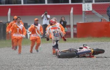 Caída del piloto español Marc Márquez, de Honda, cae, durante la carrera del Gran Premio de Argentina de MotoGP