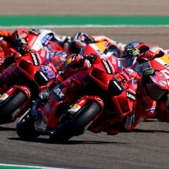 Bagnaia se estrena aguantando siete ataques de Márquez