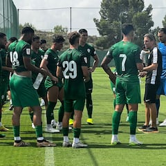 Baile de dorsales en el Elche y cuatro fichas libres