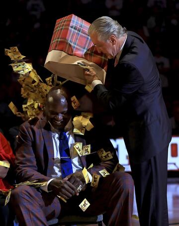 Pat Riley, presidente de Miami Heat, tira una bolsa con tarjetas con el logo del trofeo de la NBA.