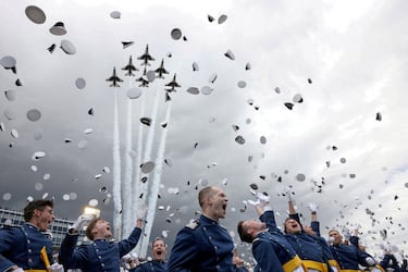 Aviones de la Fuerza Aérea de EE.UU. vuelan sobre los cadetes de la Academia de la USAF mientras celebran su ceremonia de graduación.