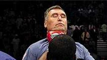 AGRESIÓN. Judah toca con su puño al árbitro del combate.