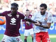 Turin (Italy), 13/12/2025.- Torino's Duvan Zapata (L) and Cremonese's Federico Ceccherini in action during the Italian Serie A soccer match between Torino FC and US Cremonese in Turin, Italy, 13 December 2025. (Italia) EFE/EPA/Alessandro Di Marco