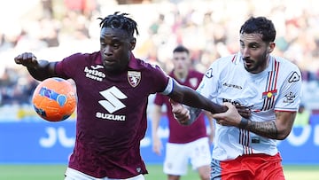 Turin (Italy), 13/12/2025.- Torino's Duvan Zapata (L) and Cremonese's Federico Ceccherini in action during the Italian Serie A soccer match between Torino FC and US Cremonese in Turin, Italy, 13 December 2025. (Italia) EFE/EPA/Alessandro Di Marco