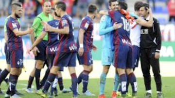 El Eibar celebra el triunfo sobre el Rayo.