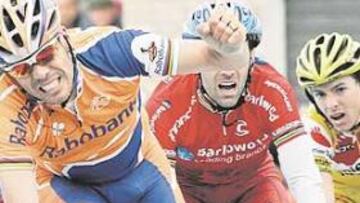 <b>PUÑO AL AIRE. </b>Óscar Freire entra en la meta de Paglieta por delante de Igor Astarloa (Barloworld), del italiano Ricco (Saunier) y de un exhausto Nocentini.