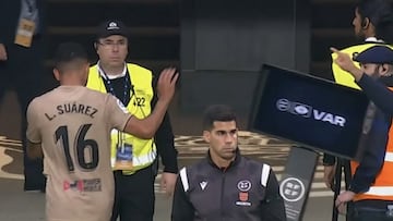 Luis Su¨¢rez ve la roja... ?y la paga con el monitor del VAR!