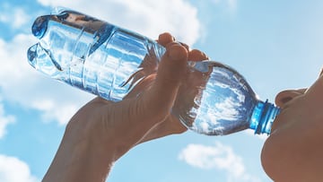 Infectious disease specialist Matteo Bassetti has shared a message about the consequences of drinking water from a non-glass bottle.