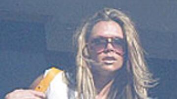 <b>VICTORIA... Y DERROTA</b>. Victoria Adams, flamante esposa de Beckham, acudió al Bernabéu acompañada por otra belleza. Confirmamos que no era Rebeca Loos... La mujer del crack inglés no pudo disfrutar de una victoria del equipo de su marido, que lleva dos meses para el olvido.