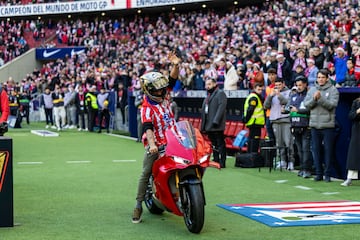 El piloto madrileño llevaba un casco dorado. El mismo con el que celebró el título conquistado en el Circuito de Montmeló.