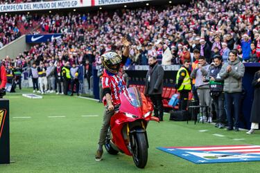 El piloto madrileño llevaba un casco dorado. El mismo con el que celebró el título conquistado en el Circuito de Montmeló.