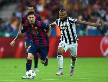 Arturo Vidal sigue a Lionel Messi en el ataque del Barcelona.