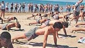 <b>ORELLANA SE LOS LLEVÓ A LA PLAYA</B>. Ramón Orellana, preparador físico del Sevilla, se llevó al grupo de jugadores a entrenarse a la playa. Los futbolistas se ejercitaron sobre la blanca arena onubense y ante la atenta mirada de decenas de veraneantes. Tras el duro trabajo, los cansados jugadores castigaron al ¡profe! bañándolo en el mar.