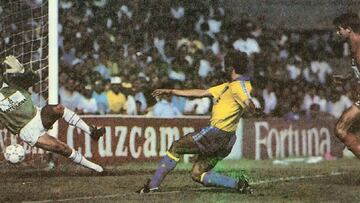 C&aacute;diz-M&aacute;laga de 1991. Gol de Jos&eacute; Gonz&aacute;lez a Fernando Perat&ntilde;a. Detr&aacute;s,. Txirri.