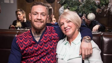 El luchador irland&eacute;s Conor McGregor con su madre Margaret.