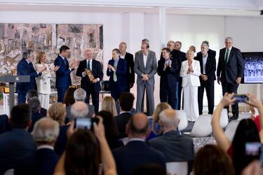 La selección española de baloncesto 1984 tras recibir la Placa de Oro de la Real Orden del Mérito Deportivo a la selección española de baloncesto 1984.