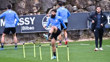 Asier Villalibre entrenando en Lezama.