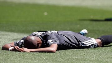 River Plate's Uruguayan midfielder Nicolas De La Cruz lies on the ground after missing a goal opportunity during the Argentina first division Superliga football tournament match against Rosario Central at the Monumental stadium in Buenos Aires, on November 10, 2019. (Photo by Alejandro PAGNI / AFP)