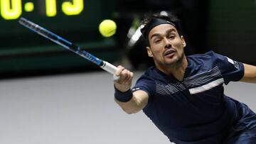 El italiano Fabio Fognini devuelve una bola durante un partido en las Finales de la Copa Davis.