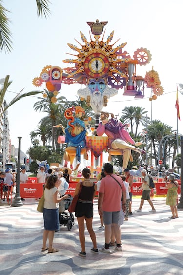 Las fallas visten las calles de Alicante. 
