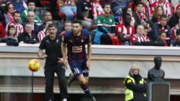 Reacci&oacute;n del entrenador del S.D Eibar, Jos&eacute; Luis Mendilibar (i), en el partido frente al Athletic de Bilbao.