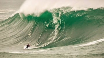 Surfista surfeando la ola gigante del 'Panchorro' en Illa Pancha (Ribadeo, Galicia), donde se celebra el campeonato de surf extremo de olas gigantes Illa Pancha Challenge, que este año estrena condición de campeonato de España de tow-in.