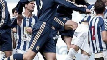 <b>DESACIERTO. </b>El madridista Szalai remata fuera a la salida de un córner.