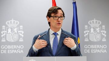 MADRID, 14/08/2020.- El ministro de Sanidad, Salvador Illa, ofrece una rueda de prensa tras presidir el Consejo Interterritorial extraordinario celebrado, este viernes, con los consejeros autonómicos del ramo, después de que en las últimas 24 horas se hayan notificado casi 3.000 nuevos contagios de coronavirus, un máximo desde finales de mayo. El Gobierno y las comunidades autónomas han acordado este viernes por unanimidad el cierre de discotecas, bares de copas y salas de baile en todo el territorio nacional para tratar de atajar el incremento de los casos de coronavirus. EFE/ Chema Moya