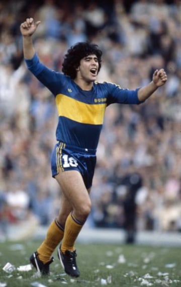 Maradona estuvo en dos épocas diferentes en Boca Juniors. La primera comprendió los años 1981 y 1982 y regresó en 1995 para retirarse allí en 1997.
En la primera, en el año 1981 ganó el Torneo Metropolitano.
 