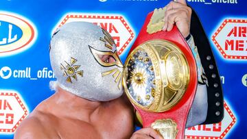 Místico besa el cinturón del Campeonato Universal del CMLL.