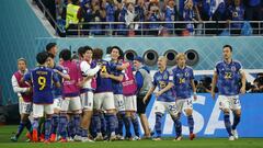 GR4149. DOHA (CATAR), 01/12/2022.- Jugadores de Japón celebran un gol de Ao Tanaka hoy, en un partido de la fase de grupos del Mundial de Fútbol Qatar 2022 entre Japón y España en el estadio Internacional Jalifa en Doha (Catar). EFE/ José Méndez
