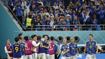 GR4149. DOHA (CATAR), 01/12/2022.- Jugadores de Japón celebran un gol de Ao Tanaka hoy, en un partido de la fase de grupos del Mundial de Fútbol Qatar 2022 entre Japón y España en el estadio Internacional Jalifa en Doha (Catar). EFE/ José Méndez
