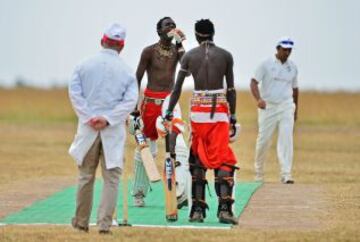 Partido de criquet entre los guerreros masai de criquet y los embajadores de criquet de la india durante un partido de criquet Twenty20 en Ol Pejeta Conservancy en el Parque Nacional de Laikipia