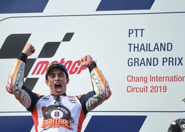 Tras ganar en el Gran Premio de Tailandia el piloto español ha conseguido levantar su octavo Mundial. Sobre el asfalto venció en un gran duelo a Fabio Quartararo. De esta forma se coloca a solo un título Mundial de Valentino Rossi.
