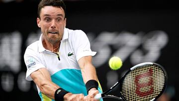 Roberto Bautista devuelve una bola ante Marin Cilic durante su partido en el Open de Australia.